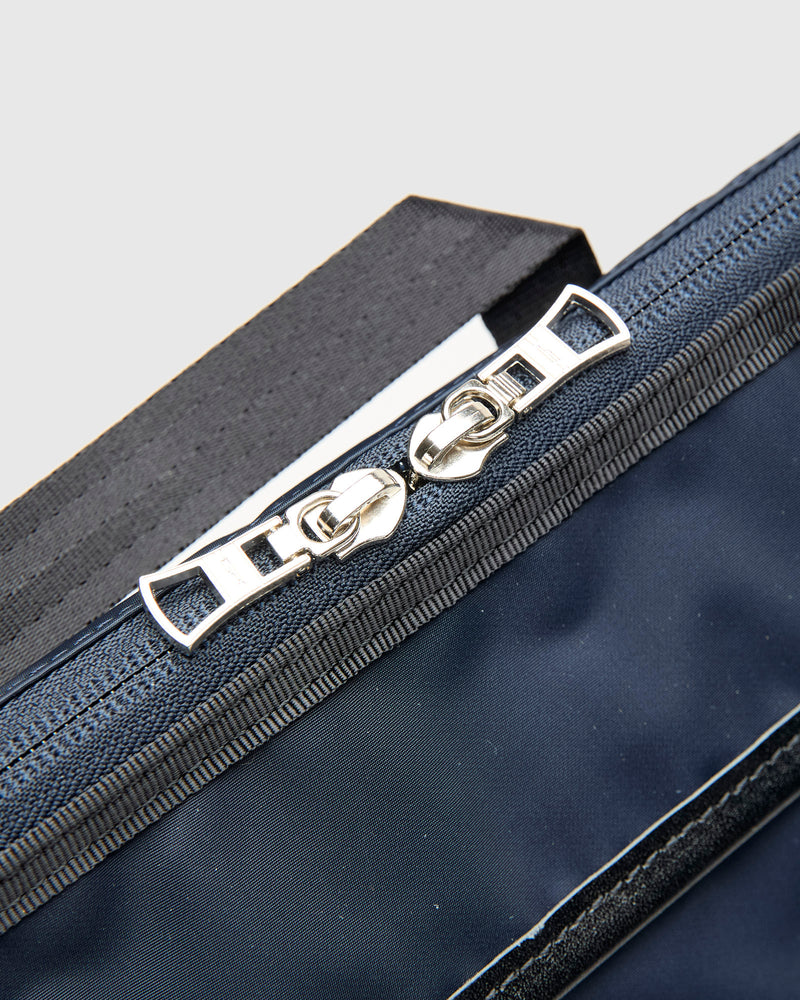 Lightning V2 Messenger Bag in Navy